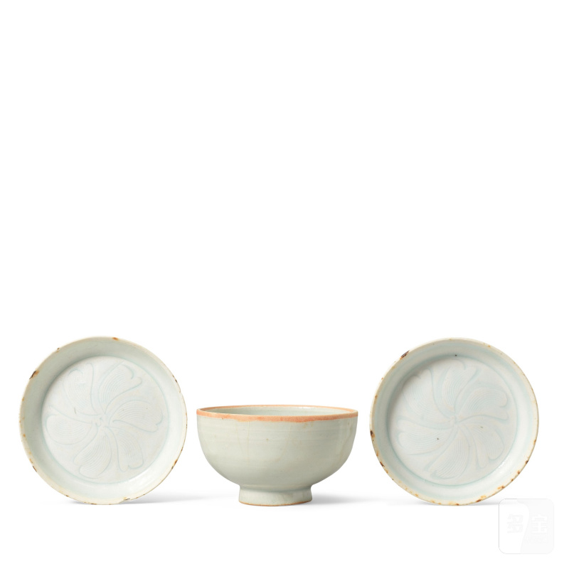 宋 青白盤一對及青白盌一件 | A PAIR OF QINGBAI-GLAZED DISHES AND A QINGBAI-GLAZED BOWL - 图4